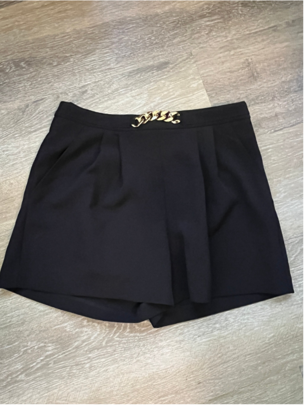 Women's BOLD elements Black High Waist Shorts with Gold Chain, Size 8 - Picture 2 of 10
